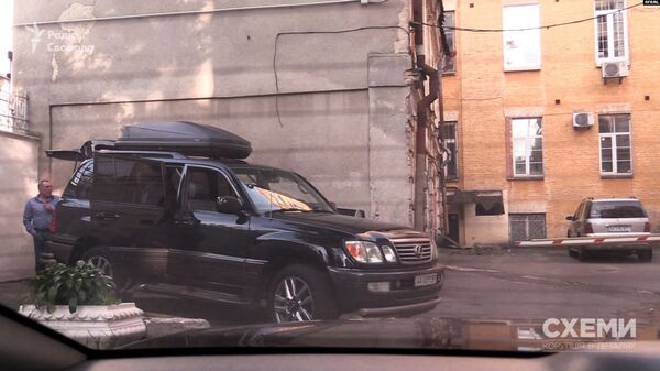 Автомобиль Пинчука у Администрации президента Зеленского