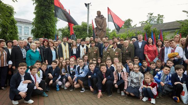 В Ивано-Франковске установили памятник Шухевичу