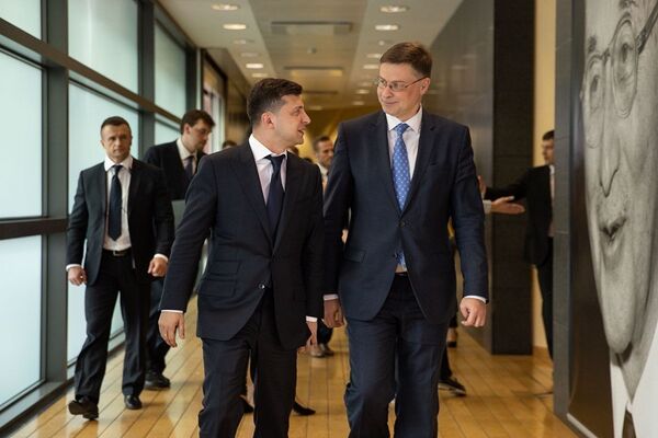 Президент Украины Владимир Зеленский и еврокомиссар по вопросам евро и социального диалога Валдис Домбровскис