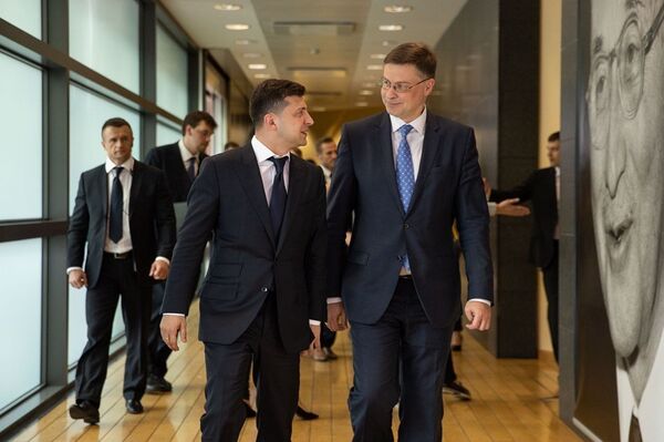 Президент Украины Владимир Зеленский и еврокомиссар по вопросам евро и социального диалога Валдис Домбровскис Президент Украины Владимир Зеленский и еврокомиссар по вопросам евро и социального диалога Валдис Домбровскис