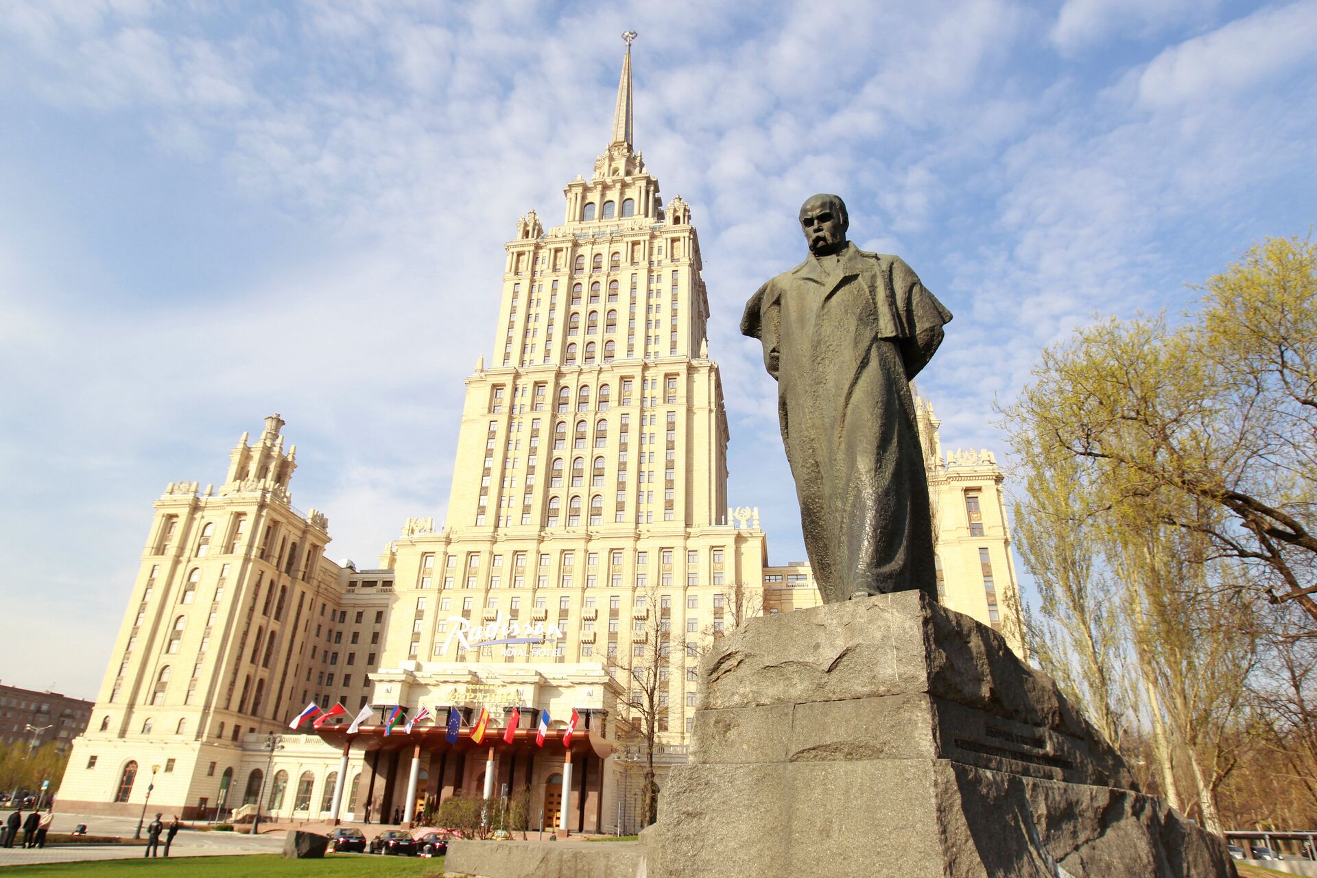 Перед вами памятник установленный в центре москвы. Памятник Тарасу Шевченко в Москве.