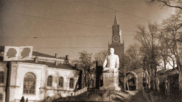 Памятник Сталину на площади Сталина (сейчас - Европейская) в Киеве Памятник Сталину на площади Сталина (сейчас - Европейская) в Киеве