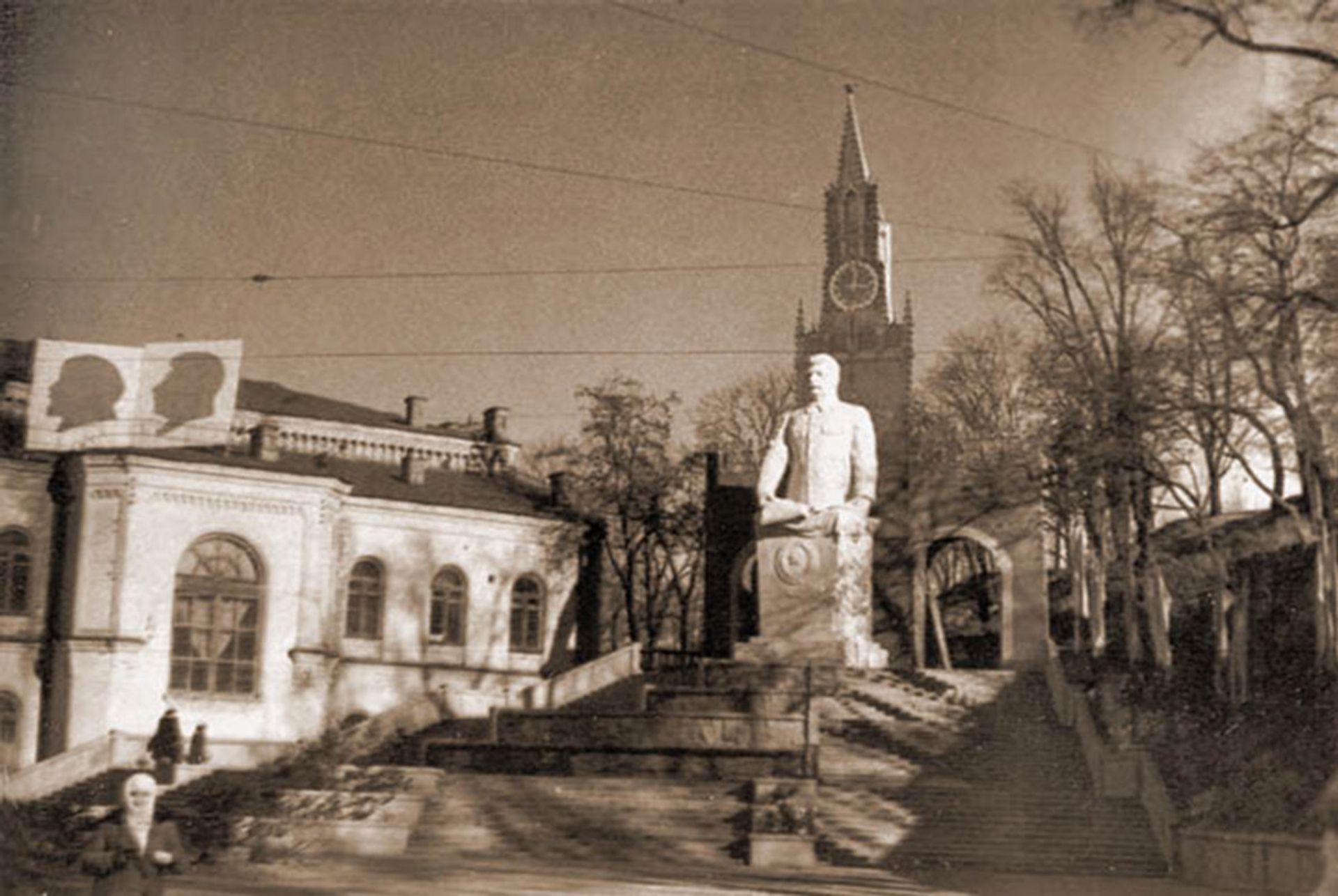 Памятник Сталину на площади Сталина (сейчас - Европейская) в Киеве Памятник Сталину на площади Сталина (сейчас - Европейская) в Киеве - РИА Новости, 1920, 03.07.2026