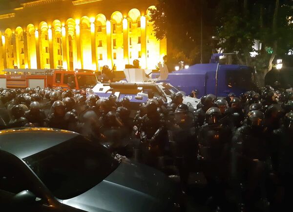 Акции протеста у здания парламента Грузии