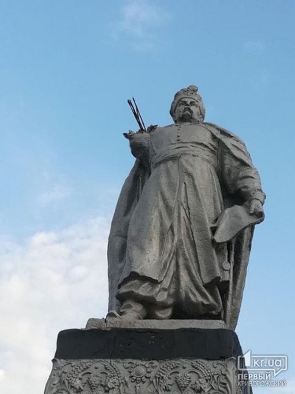 В Кривом Роге у памятника Богдану Хмельницкому отвалилась рука с булавой