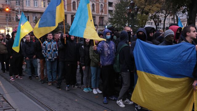 © РИА Новости . Стрингер / Акции националистов на Украине Кто красит яйца - тот москаль. Радикалы запрещают украинцам праздновать православную Пасху