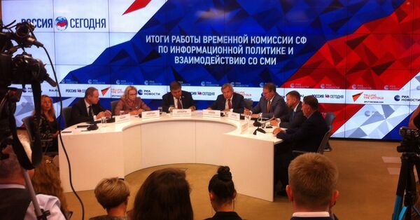 Пресс-конференция по итогам работы Временной комиссии Совета Федерации по информационной политике и взаимодействию со СМИ.