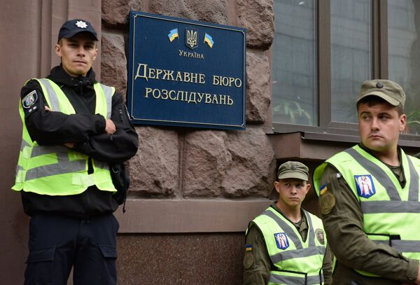 Сотрудники полиции у здания Государственного бюро расследований Украины
