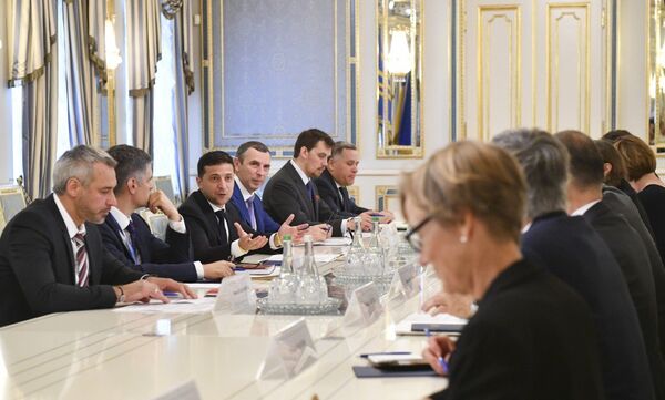 Президент Украины Владимир Зеленский на встрече с послами стран G7, руководителями представительств ЕС и НАТО на Украине