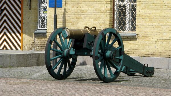 Экспонат музея Госпитального укрепления Киевской крепости (на фоне стены полубашни) Экспонат музея Госпитального укрепления Киевской крепости (на фоне стены полубашни)