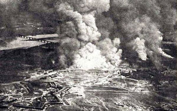 Взрыв складов Зверинецкого укрепления в 1918 году. Немецкая аэрофотосъёмка Взрыв складов Зверинецкого укрепления в 1918 году. Немецкая аэрофотосъёмка