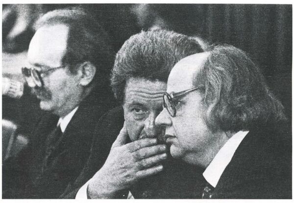 Лидеры Народного Руха Украины. Слева направо: бывшие политзаключенные Вячеслав Чорновил, Михаил Горынь и поэт Иван Драч