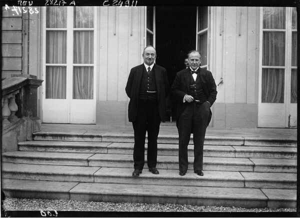 1925. Г. В. Чичерин и Х. Г. Раковский у Советского посольства в Париже
