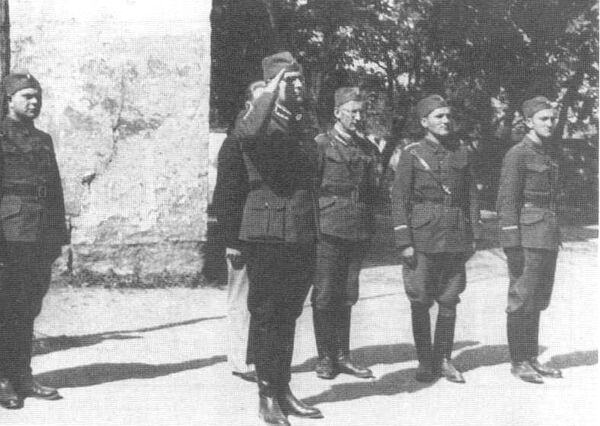 Старшини куреня Роланд, 1941. На первом плане (второй слева) — Рико Ярий, справа от него — командир куреня Евгений Побигущій