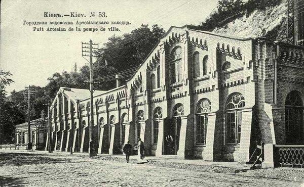Старое здание городской водокачки в Киеве