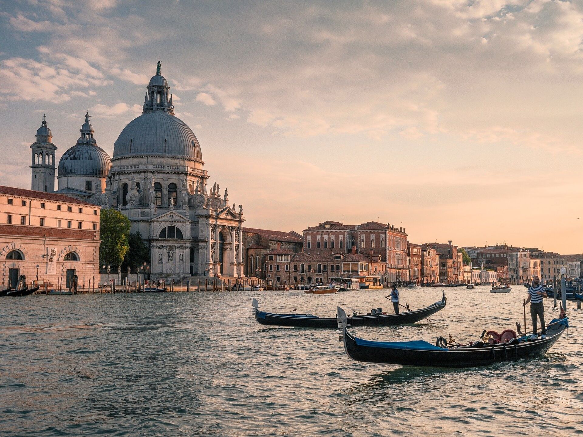 Венеция столица какого государства. Венеция Италия. Canal grande Венеция. Венеция. Гондолы. Италия Венеция 2022.