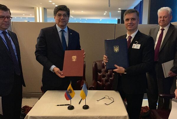 Глава МИД Украины Вадим Пристайко и глава МИД Эквадора Хосе Валенсиа