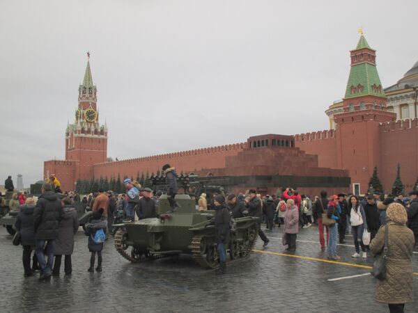 на Красной площади проводится выставка исторической военной техники