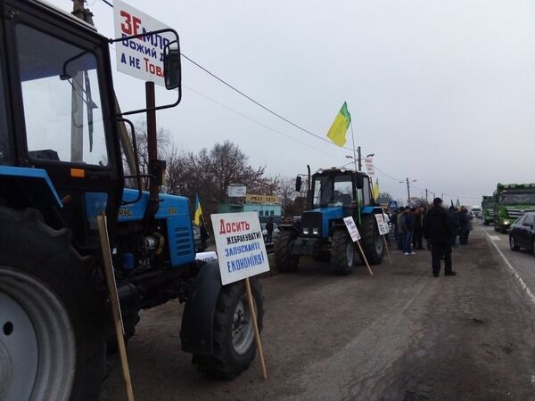 Бастующие против открытия рынка земли аграрии вывезли тракторы на трассу под Мелитополем