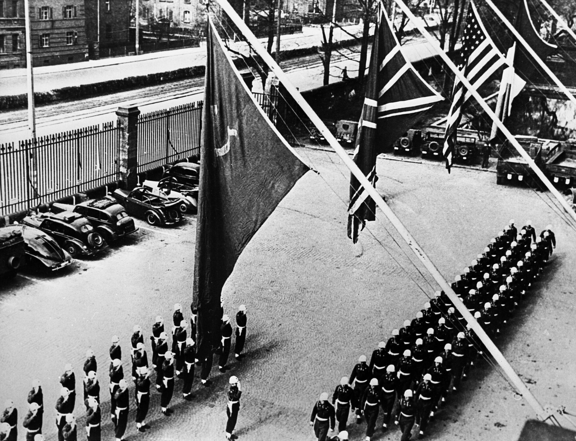  Нюрнбергский процесс. Развод караула перед зданием суда - РИА Новости, 1920, 16.11.2025