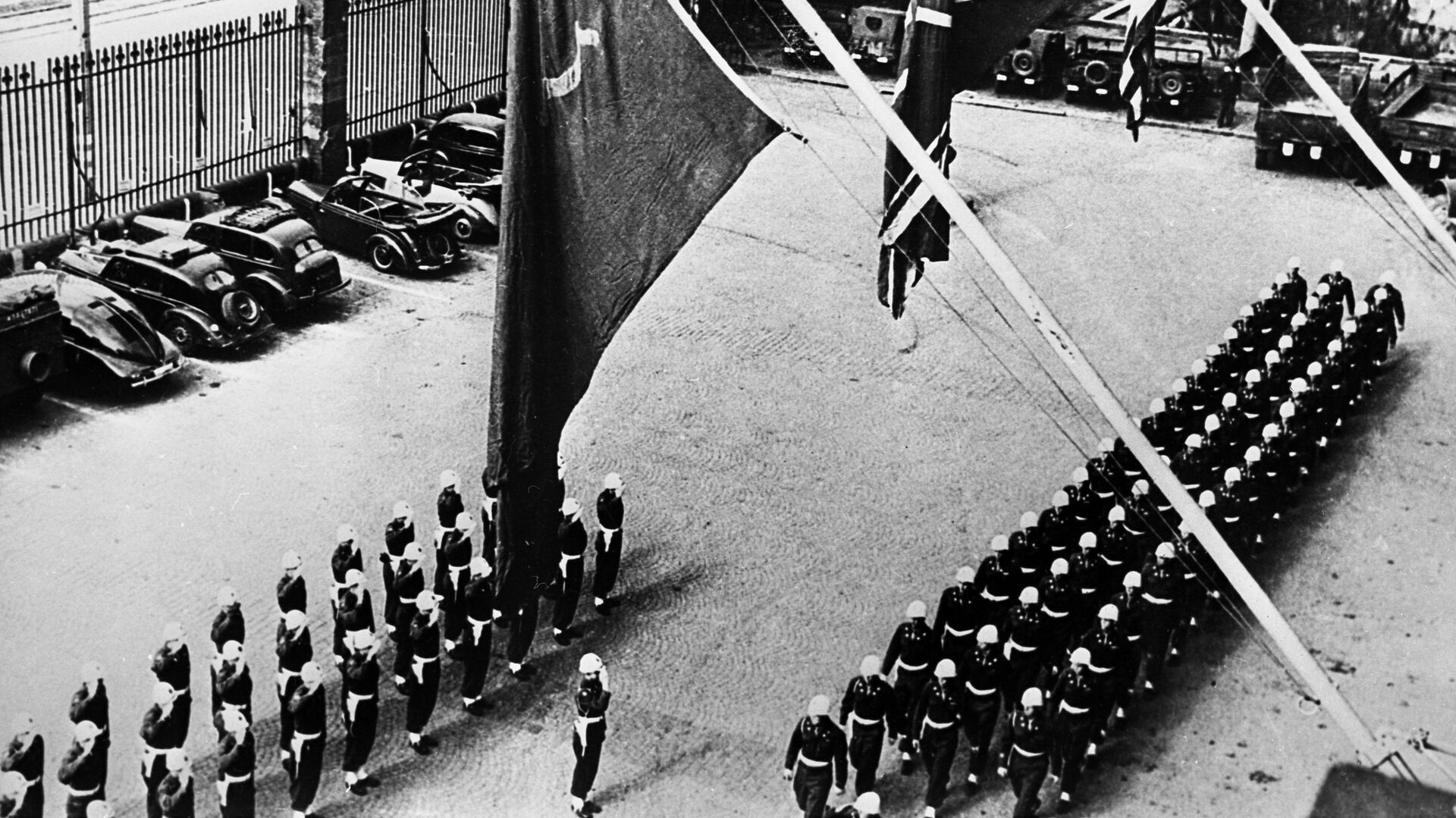 Нюрнбергский процесс. Развод караула перед зданием суда Нюрнбергский процесс. Развод караула перед зданием суда - РИА Новости, 1920, 30.04.2022