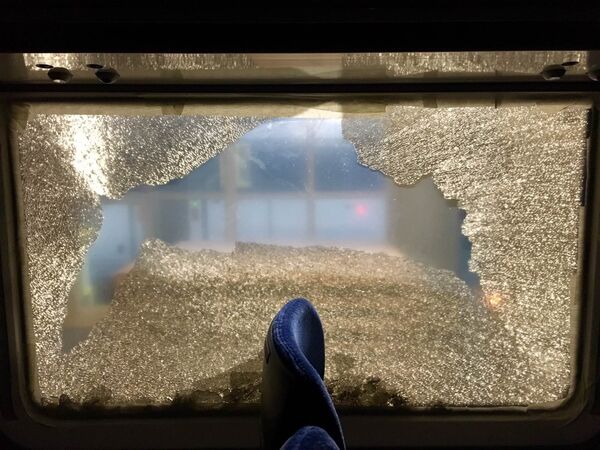 Окно стекло разбито поезд