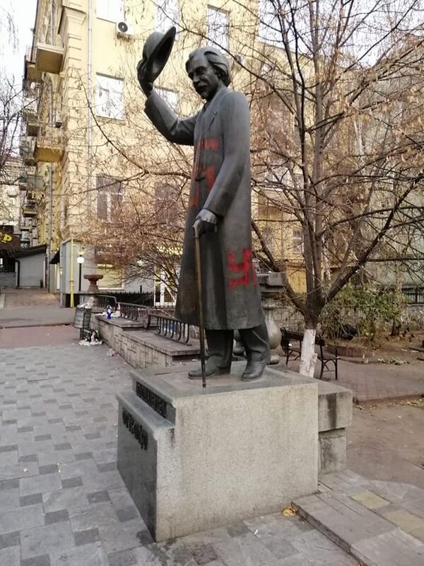 Памятник еврейскому писателю Шолом-Алейхему в Киеве свастика вандализм