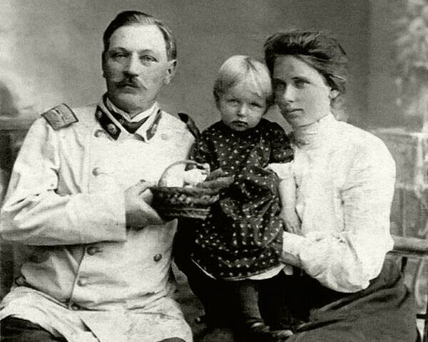 Иосиф Тимченко с женой Евдокией Павловной и дочерью Тамарой. 1905 г.