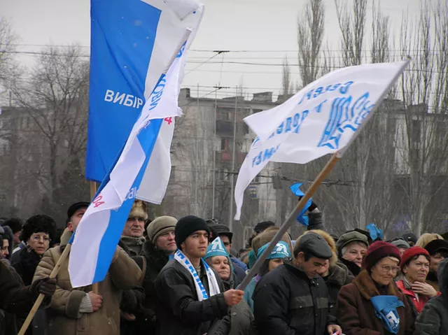 © commons.wikimedia.org / LOBAN53 / Митинг в поддержку Януковича, 2004 год Сергей Караганов и Дмитрий Выдрин: Нам предстоит долгое