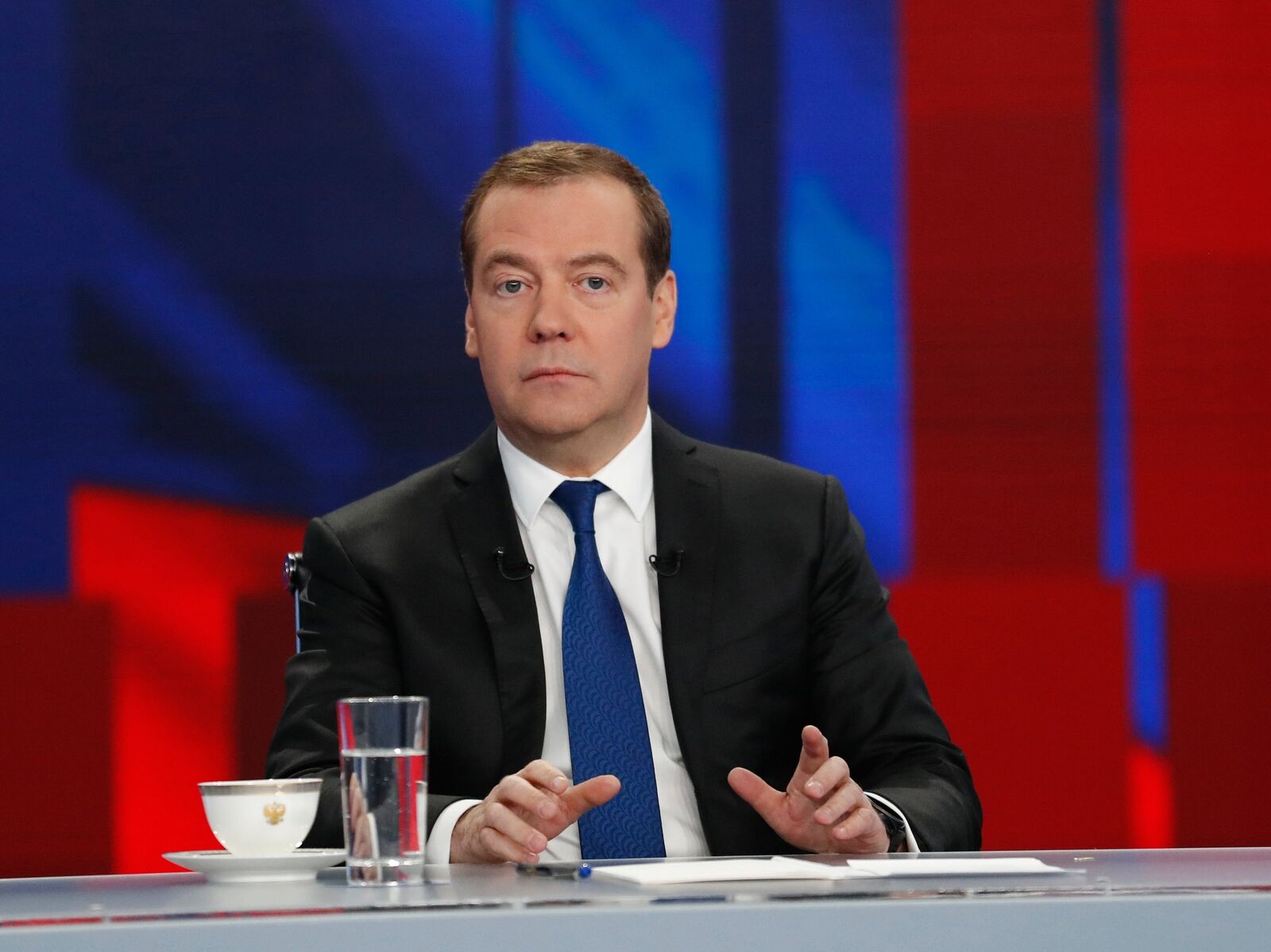 Интервью премьер министра. Медведев председатель правительства РФ.