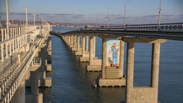Крымский мост граффити