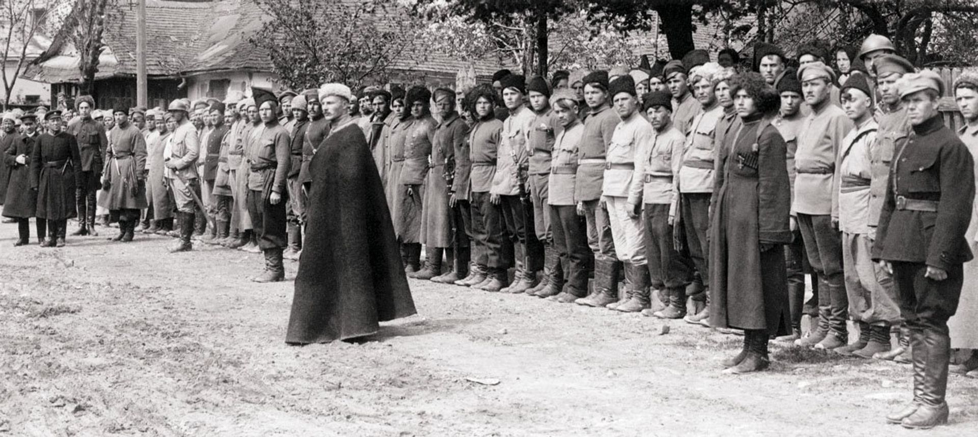 Подразделение армии УНР во время инспекции Симоном Петлюрой. В центре - Ефим Божко. Весна-лето 1919 года Подразделение армии УНР во время инспекции Симоном Петлюрой. В центре - Ефим Божко. Весна-лето 1919 года - РИА Новости, 1920, 25.07.2026