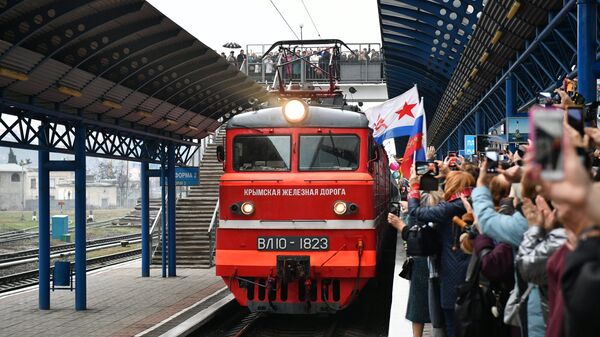 Прибытие пассажирского поезда  Таврия в Крым
