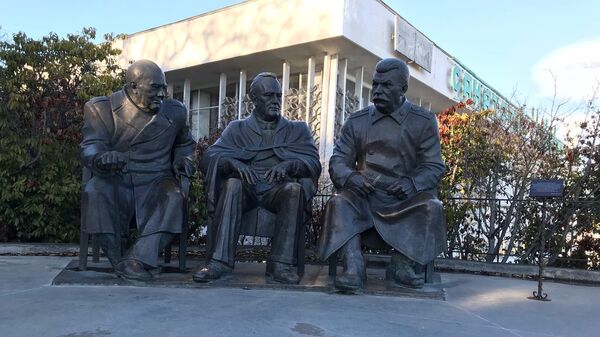 Ливадийский дворец памятник скульптура Сталин Черчилль Рузвельт
