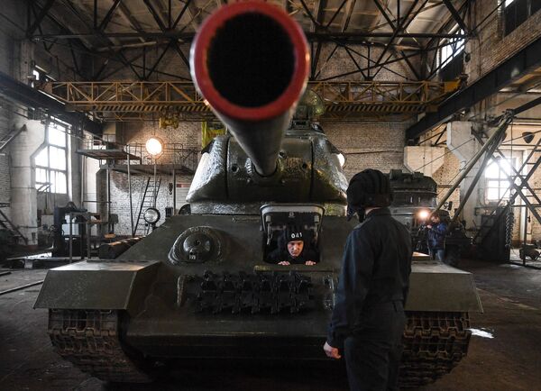 Подготовка танка Т-34 к участию в Параде Победы в Новосибирске
