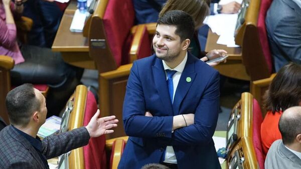 Пугал выборами и грозил репрессиями. Что говорят на Украине о встрече Зеленского с фракцией "Слуг народа"