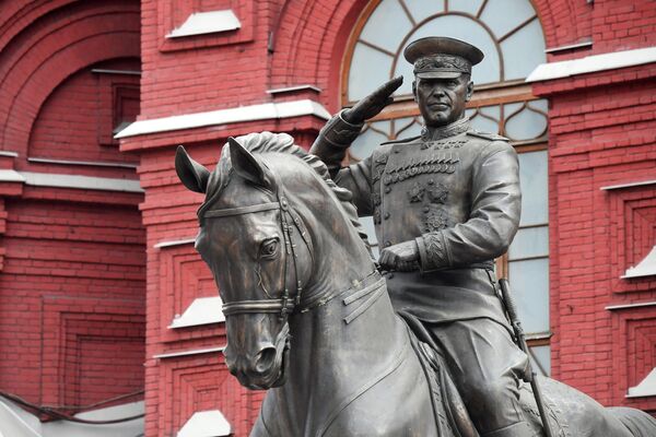 Новый памятник маршалу Жукову установлен на Манежной площади в Москве