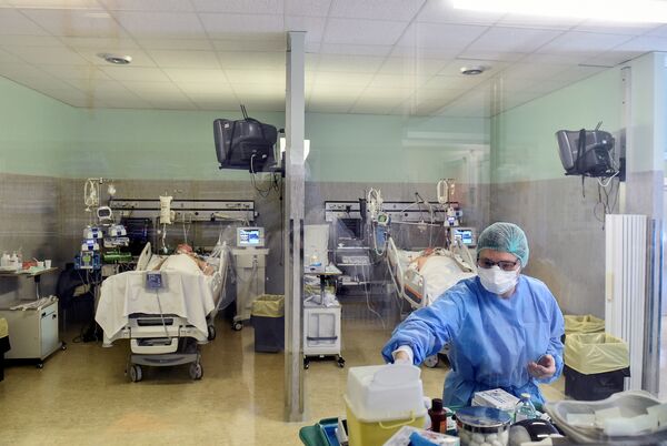 коронавирус больница Италия врач маска больные капельница