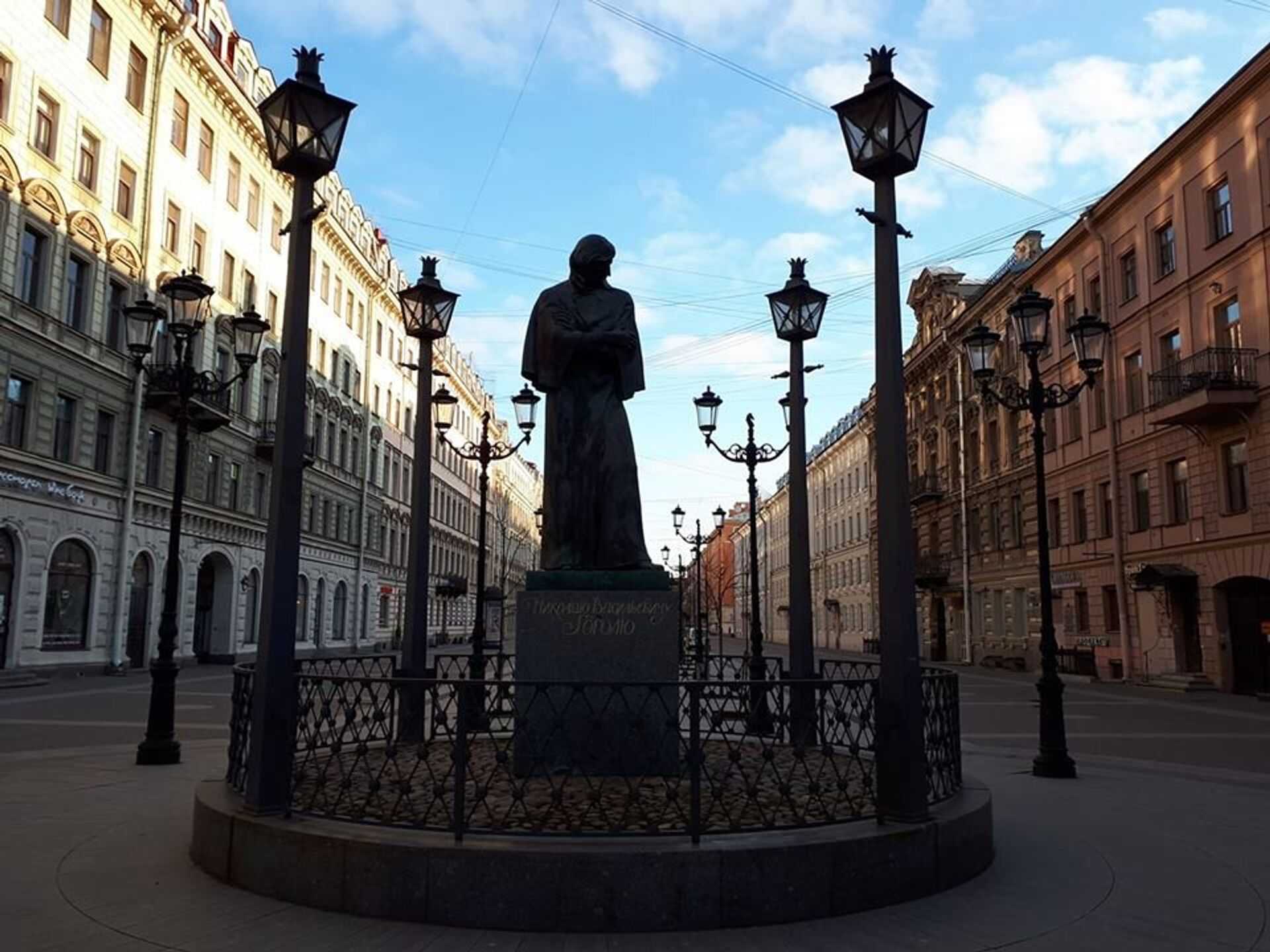Памятник Гоголю на Малой Конюшенной в Санкт-Петербурге  - РИА Новости, 1920, 01.04.2021