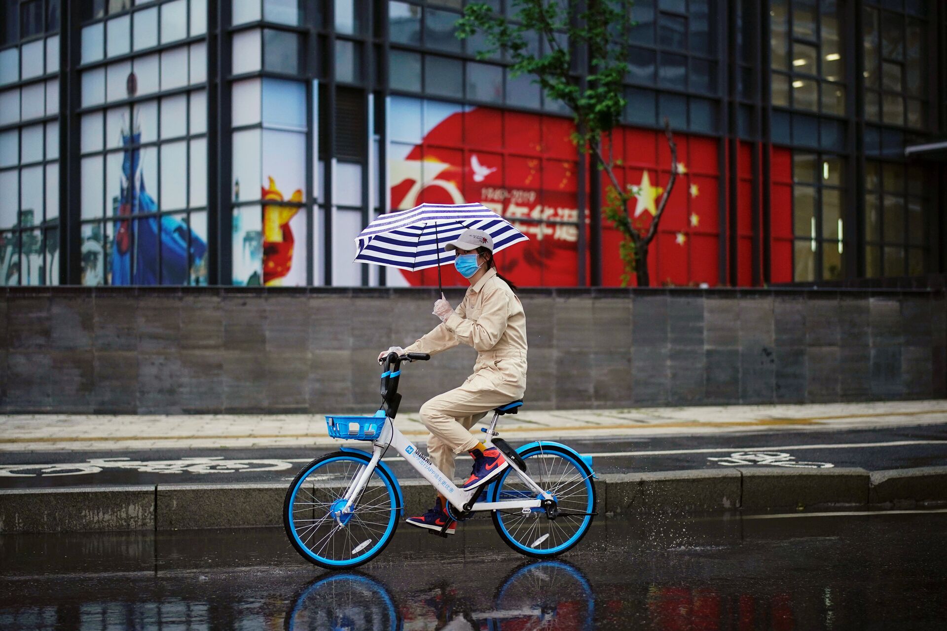 коронавирус ухань китай жители зонт велосипед - РИА Новости, 1920, 28.07.2021