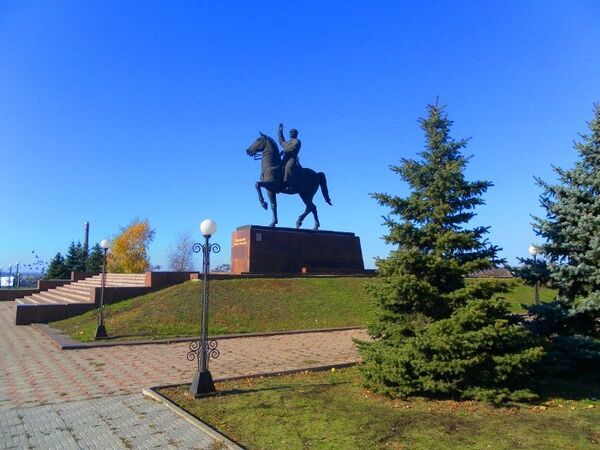 Ворошилов памятник Луганск