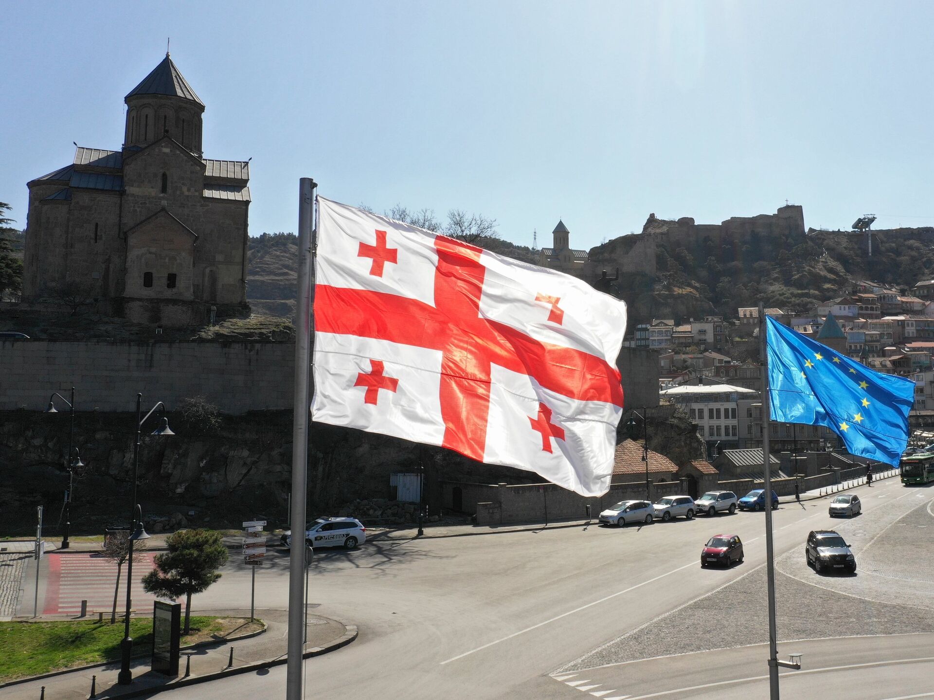 Работа в грузии вакансии. Грузия Тбилиси флаг. Флаг Грузии Гарибашвили. Флаг Грузии и ЕС В Батуми. Грузия г Georgia флаг.