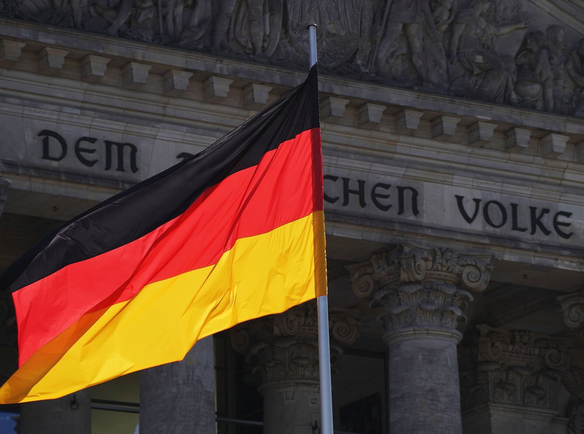 Флаг Германии у здания Рейхстага в Берлине. - РИА Новости, 1920, 01.04.2022