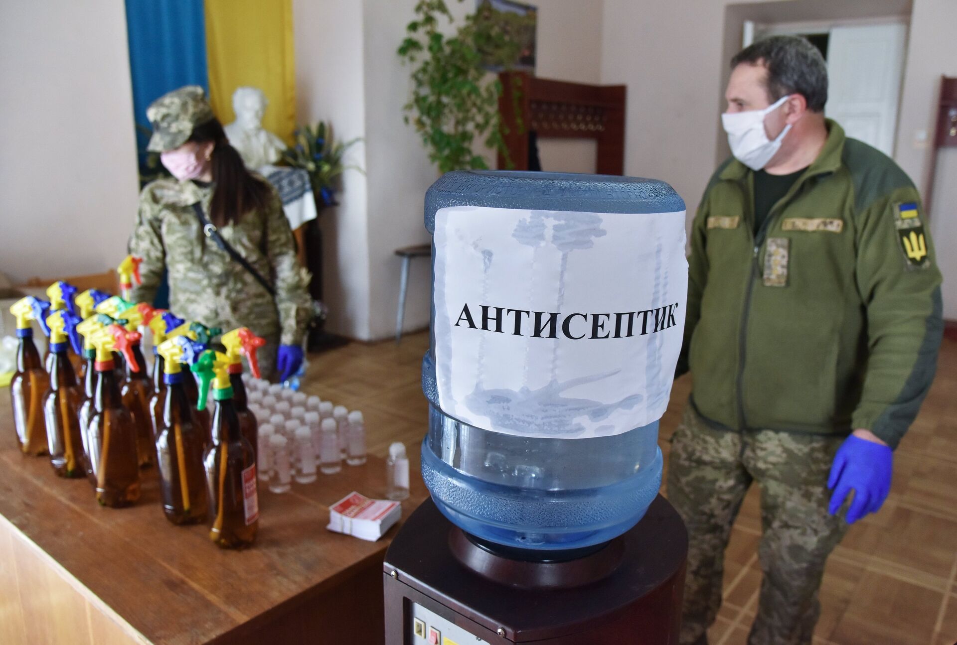 Капелланы на Украине начали производить антисептики для военных - РИА Новости, 1920, 02.12.2020