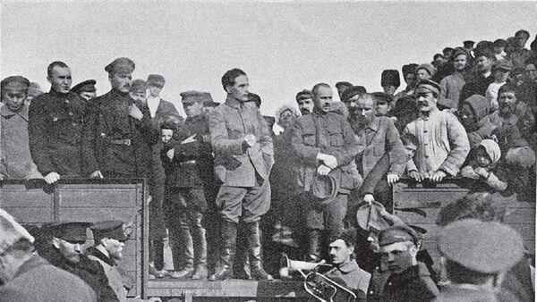 Александр Краснощеков обращается к народу с товарного вагона после взятия Читы войсками Красной армии 1 ноября 1920 г