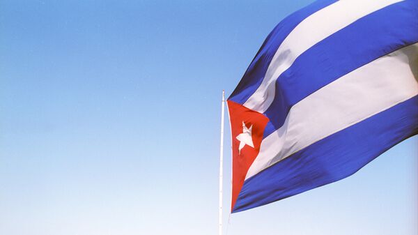 Государственный флаг Республики Куба над набережной Малекон в Гаване.