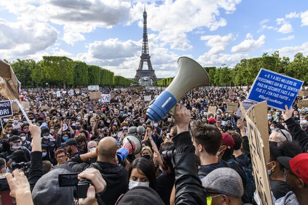 Протесты против произвола полиции в Париже