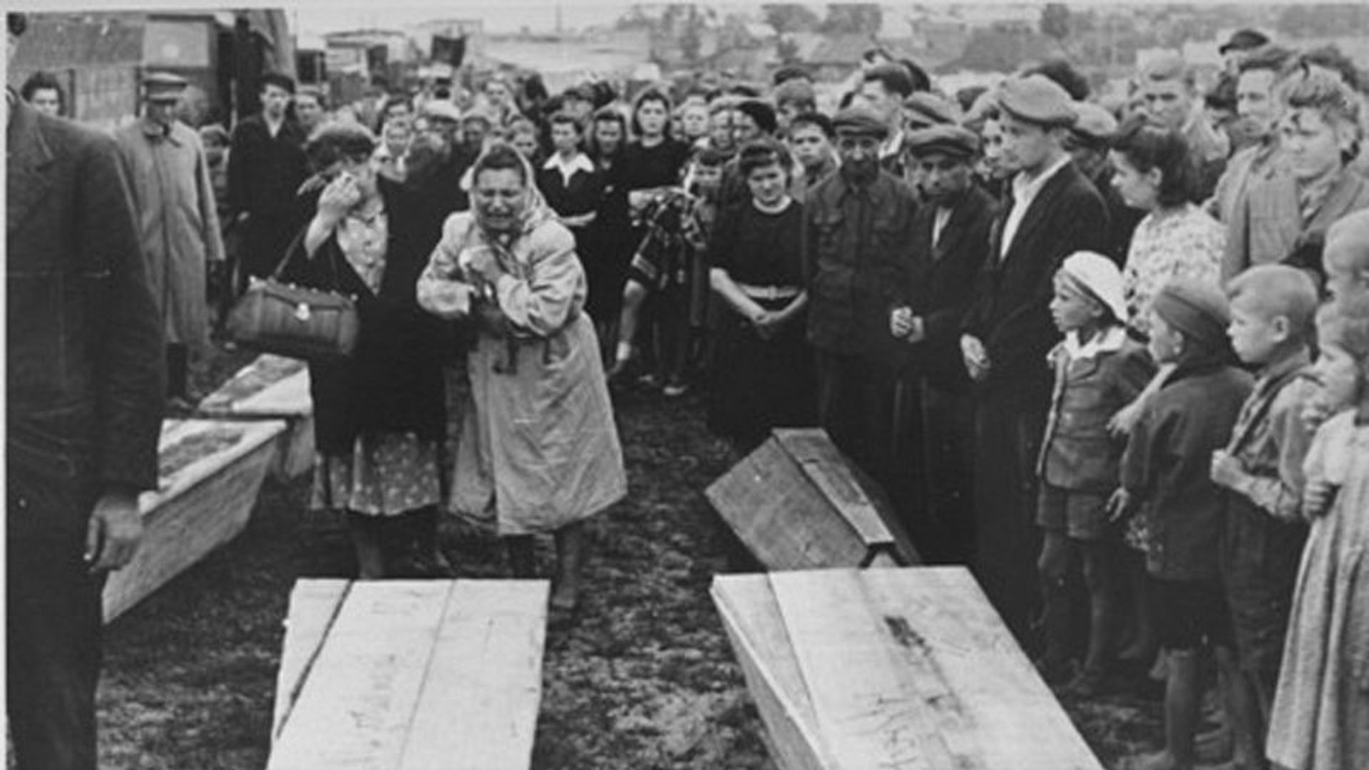 Захоронение жертв погрома в Кельце, лето 1946 года Захоронение жертв погрома в Кельце, лето 1946 года - РИА Новости, 1920, 04.07.2026