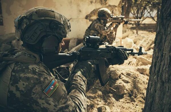 Солдат военнослужащий армия оружие Азербайджан