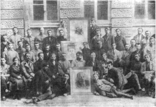 Члены Галревкома среди делегатов съезда сельских ревкомов Восточной Галиции. 1920 г
